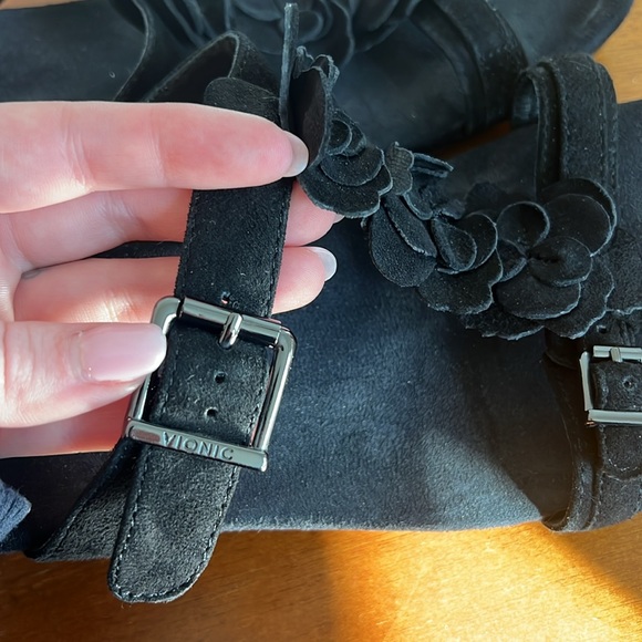 Vionic “Clay” Black Velvet Floral Wedges - Picture 8 of 10